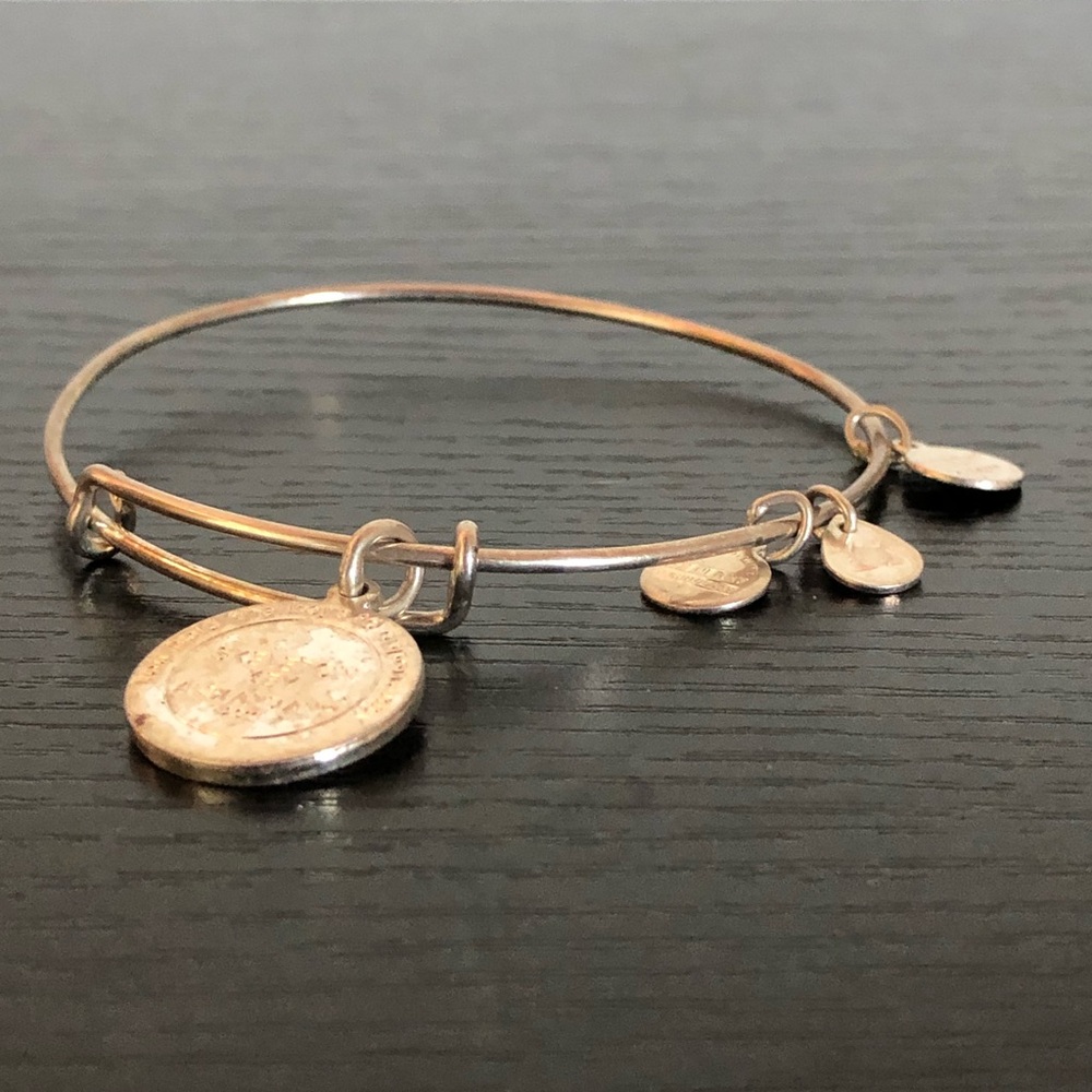 🟢 simple silver charm bracelet